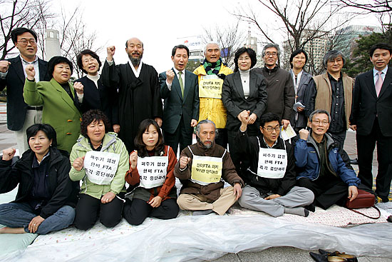 김 전 의장이 단식 농성중인 대표자들과 함께 '화이팅'을 외치며 기념촬영하고 있다. [사진-통일뉴스 김주영 기자]