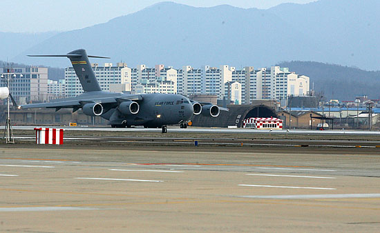 25일부터 진행되는 '한미연합전시증원연습.독수리 연습(RSOI/FE)'에 참가하기 위해 신속기동대 스트라이커 부대가 18일 대구 k2 공군기지에 전개됐다. 사진은 오후 6시 10분경 '수송기 C-17'이 기지 내 활주로에 착륙하고 있는 모습. [사진-통일뉴스 김주영 기자]