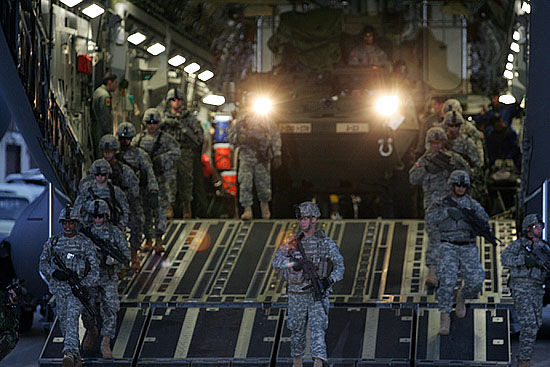 C-17 수송기에서 경량 장갑차 2대가 미군 병력의 엄호를 받으며 쏟아져 나오고 있다. [사진-통일뉴스 김주영 기자]