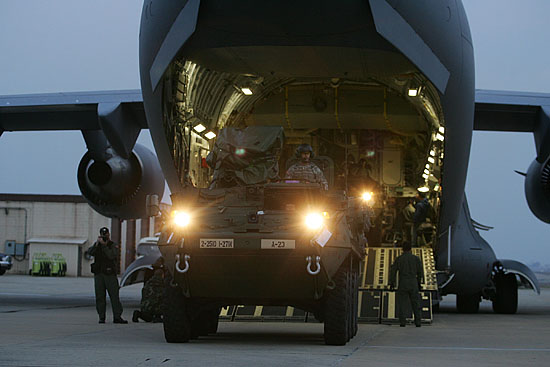 수송기에서 스트라이커 경량 장갑차가 내려오고 있다. [사진-통일뉴스 김주영 기자]
