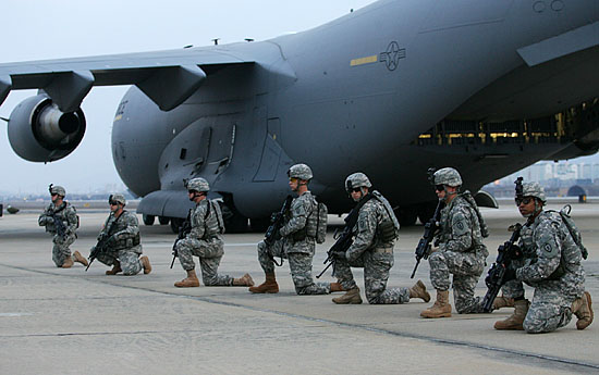 수송기에서 내려 장갑차를 엄호하고 있는 스트라이커 부대원들. [사진-통일뉴스 김주영 기자]