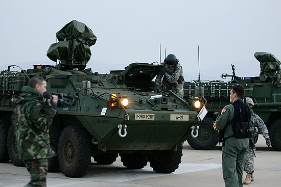 수송기에서 내린 미군 병사가 장갑차에 탑승하고 있다. [사진-통일뉴스 김주영 기자]