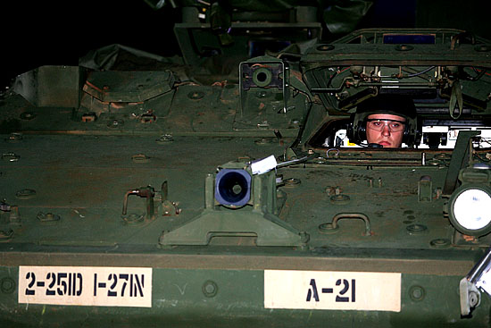 장갑차에 탑승한 미군 병사. 이날 스트라이커 부대를 전개한 미군 병력은 하와이에서 처음 출병한 미25보병사단 소속 부대다. [사진-통일뉴스 김주영 기자]