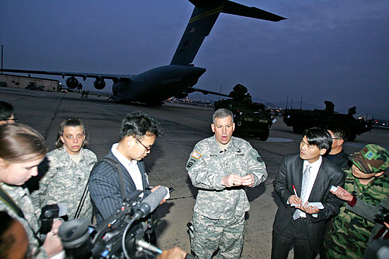 주한미군 19지원사 사령관 메이슨 중장이 기자들에게 스트라이커 부대에 대해 설명하고 있다. [사진-통일뉴스 김주영 기자]