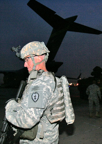 수송을 마친 미군 병사가 취재진의 플래시 세레를 받으며 이동하고 있다 .[사진-통일뉴스 김주영 기자]