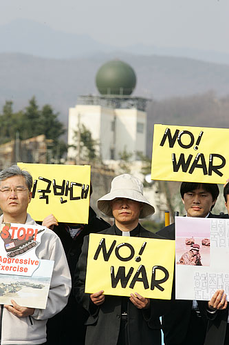 한편, 3시 30분 K2 공군기지 앞에서 시민사회단체 회원 10여명이 '스트라이커 부대 배치 규탄 기자회견'을 열고 이를 규탄했다