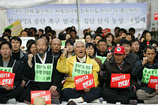 19일 오후 3시 서울 광화문 열린시민공원에서 '한미FTA저지범국민운동본부'(공동대표 오종렬)의 노숙단식농성이 8일째를 맞아 일반 시민을 비롯한 민주노동당, 청년단체, 농민단체와 지역단체 회원 등 각계 인사100여명이 일일 단식농성에 결합했다. [사진-통일뉴스 김주영 기자]