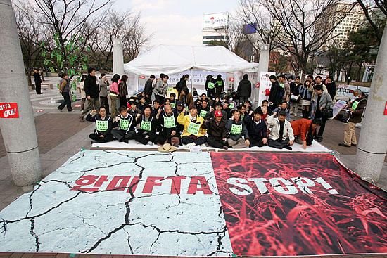 노숙단식농성에 결합한 참가자들이 구호를 외치고 있다. [사진-통일뉴스 김주영 기자]