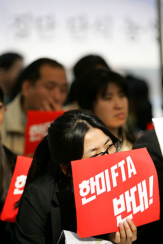 지역에서 올라온 노숙농성참가자들의 발언을 진지하게 듣고 있는 참가자. [사진-통일뉴스 김주영 기자]
