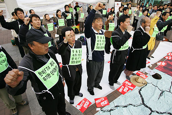 본격적 노숙농성에 돌입에 앞서 구호를 힘차게 외치는 농성 참가자들. [사진-통일뉴스 김주영 기자]