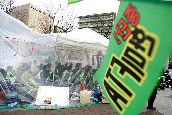 노숙농성장에 얇은 비닐천막이 씌워져 있다.[사진-통일뉴스 김주영 기자]