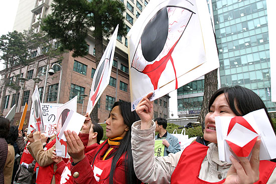 '할머니들 눈에 피눈물'. 최근 아베 신조 일본 총리의 '위안부 증거없다'발언에 대해 피해 당사자들과 국제사회의 비난의 목소리가 연이은 가운데 21일 오전 11시 30분 주한일본대사관 앞에서 일본정부 규탄범시민집회가 열렸다. 사진은 집회 참가자들이 위안부 피해자 할머니들의 눈을 형상화한 피켓을 들고 있는 모습. [사진-통일뉴스 김주영 기자]