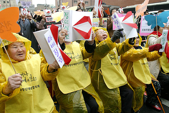 '아베 총리! 우리의 말 잘 들으라!' 입술 모양의 형상물을 들고 