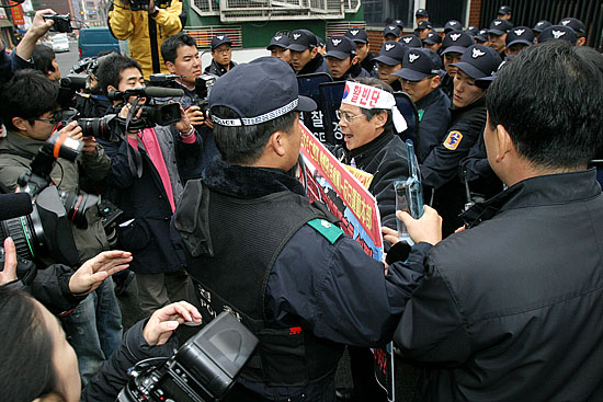 10여분간 소동을 피우던 '활빈단' 소속 회원이 경찰에 연행되고 있다. [사진-통일뉴스 김주영 기자]