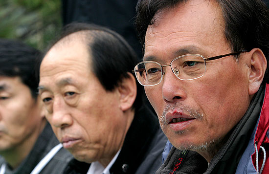 '한미FTA협상중단'을 요구하며 청와대 앞에서 15일째 단식농성을 진행중인 민주노동당 문성현 대표가 22일 오전 11시 단식농성장에서 '노무현 대통령에게 드리는 공개서한'을 발표한 가운데 15일째 곡기를 끊고 단식 중인 문 대표의 얼굴이 많이 상해 있다. [사진-통일뉴스 김주영 기자]