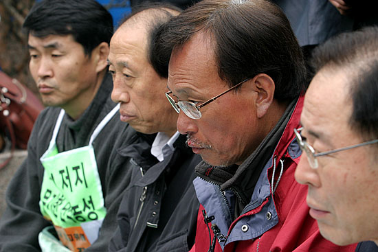 15일간 단식농성을 진행하면서 봄 볕에 그을린 문성현 대표의 얼굴이 이날 함께 자리한 의원들 사이에 있어 더욱 검게 보인다. [사진-통일뉴스 김주영 기자]