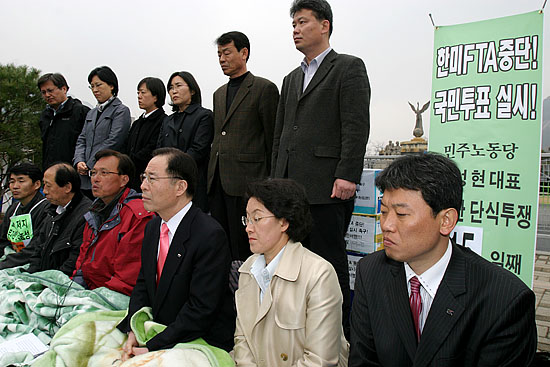 공개서한을 발표하는 기자간담회 자리에는 민주노동당 권영길 의원을 비롯해 단병호 의원, 현애자 의원, 김선동 사무총장과 최고위원들이 함께 했다. [사진-통일뉴스 김주영 기자]