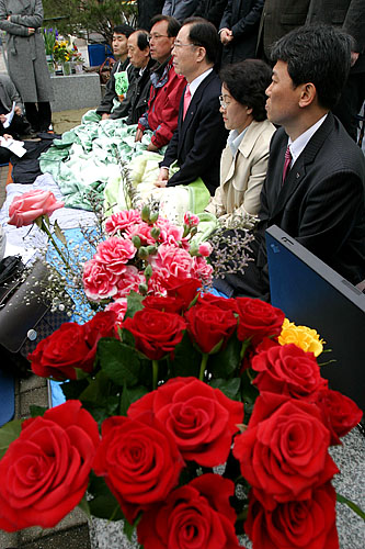 농성장 한 켠에는 문 대표를 응원차 방문한 사람들이 들고 온 꽃이 놓여있다. [사진-통일뉴스 김주영 기자]