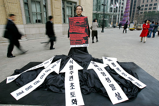 '한미FTA범국민운동본부'가 23일 오전 서울시내 지하철역 100여곳에서 '한미FTA협상반대 동시다발 1인시위'를 진행한 가운데, 오전 7시 40분 홍세화 한겨레신문 기획위원이 광화문 동아일보사 인근에서 '한미FTA협상반대' 1인시위를 하고 있다. [사진-통일뉴스 김주영 기자]