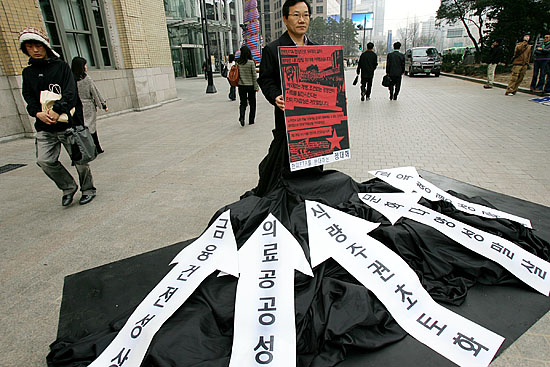 홍세화 위원에 이어 정대화 '창조한국 미래구상' 공동 실무위원장이 1인시위 주자로 나섰다. [사진-통일뉴스 김주영 기자]