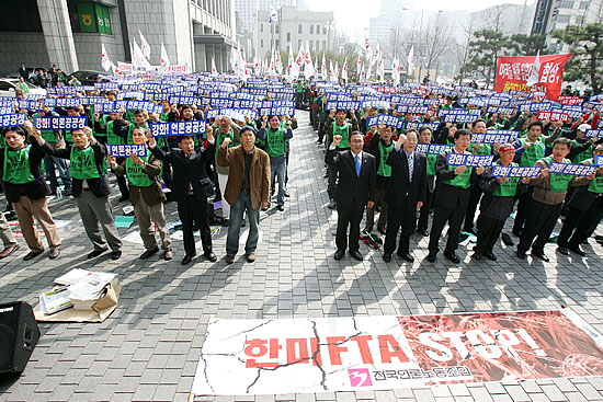 23일 오후 2시 서울 광화문 프레스센터 앞에서 '전국언론노동조합(언론노조, 위원장 이준안)'소속 조합원 600여명이 참석한 가운데 '한미FTA저지 언론공공성 사수를 위한 언론노동자 총력투쟁 결의대회'를 열었다.[사진-통일뉴스 김주영 기자]