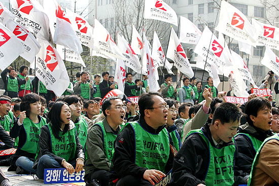 이날 '언론노동자 총력투쟁 결의대회'에는 언론노조 전국 각 지부 조합원들이 깃발을 앞세우고 참석했다. [사진-통일뉴스 김주영 기자]