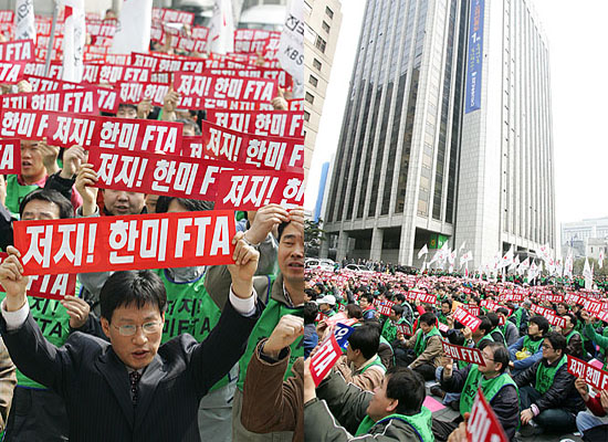 프레스센터 앞을 가득 메운 600여 언론노동자들(오른쪽 사진). [사진-통일뉴스 김주영 기자]