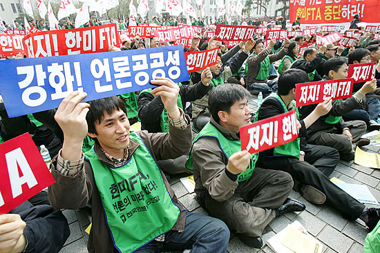 '언론공공성 강화'와 '한미FTA저지'피켓을 들고 힘차게 구호를 외치는 언론노동자들. [사진-통일뉴스 김주영 기자]