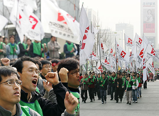 이들은 오후 4시 40분경 결의대회를 마치고 세종문화회관 앞 소공원까지 행진을 벌였다(오른쪽).[사진-통일뉴스 김주영 기자]