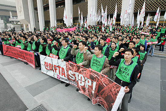 세종문화회관 앞에서 모인 언론노동자들이 '대통령에게 보내는 공개서한'을 낭독하는 등 약식집회를 진행했다.[사진-통일뉴스 김주영 기자]