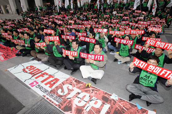 행진을 마친 언론노동자들이'한미FTA저지 언론공공성 사수를 위한 언론노동자 총력투쟁 결의대회'를 마치며 '한미FTA저지 공공성 사수'구호를 외치고 있다.[사진-통일뉴스 김주영 기자]