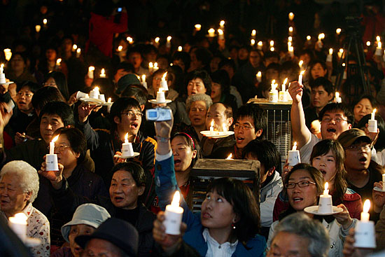 935차 대추리 마지막 촛불집회는 어김없이 촛불을 높이 지켜들며 시작했다. [사진-통일뉴스 김주영 기자]