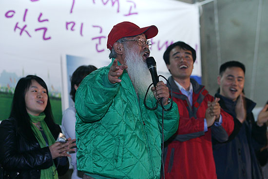 문정현 신부의 노래도 어김없이 이어졌다. [사진-통일뉴스 김주영 기자]