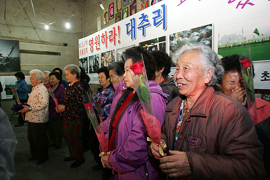 지킴이들에게 장미꽃 한송이씩을 받아든 주민들은 울기도 하고 환하게 웃기도 하며 마지막 촛불행사를 진행해갔다. [사진-통일뉴스 김주영 기자]