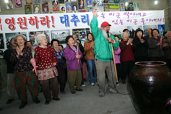 그 동안 고령의 나이에도 '미군기지확장반대' 외친 주민들과 평택싸움의 상징이 된 문정현 신부가 '매향제'를 하기 위해 단상 위로 오르자 대추리 마지막 촛불집회가 정점에 이르렀다. [사진-통일뉴스 김주영 기자]