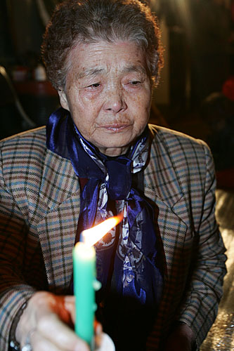 행사 내내 참았던 눈물을 흘리는 주민. [사진-통일뉴스 김주영 기자]