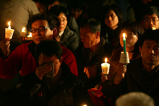 대추리 촛불집회의 마지막 함성을 외치며 촛불을 든 참가자들은 촛불을 얼른 내려놓지 못했다.[사진-통일뉴스 김주영 기자]