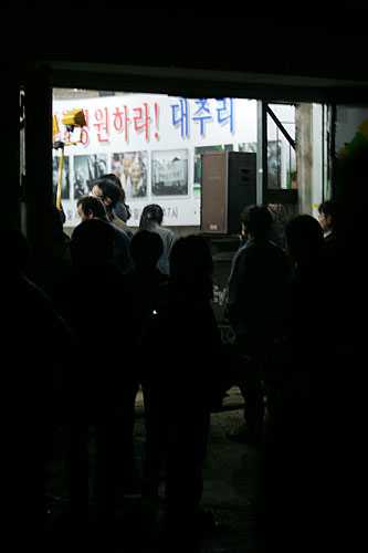 촛불집회는 모두 끝났으나 주민들과 참가자들이 농협창고를 떠나지 못한채 창고 안을 환하게 밝히고 있다. [사진-통일뉴스 김주영 기자]