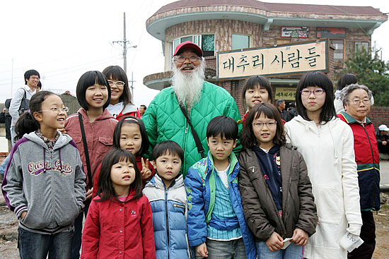 대추리 아이들과 함께 기념촬영을 하는 문정현 신부. [사진-통일뉴스 김주영 기자]