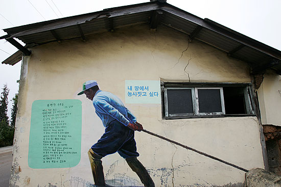 고령의 주민들은 수십년간을 살아온 터전인 마을과 집을 두고 이사를 하게 된다. [사진-통일뉴스 김주영 기자]