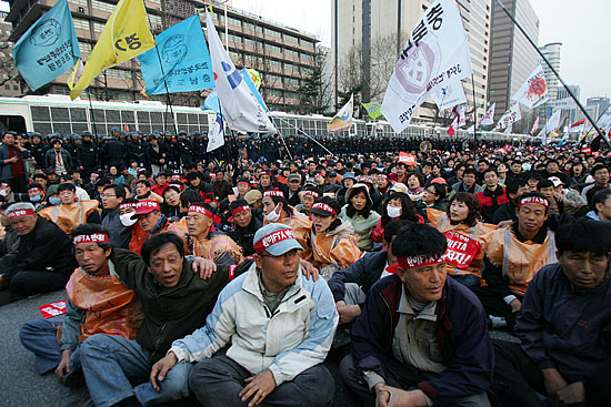 '한미FTA범국민총궐기'참가자들이 25일 오후 미대사관 앞 8차선 도로를가득 메운 채 정리집회를 하고 있다.  [사진-통일뉴스 김주영 기자]