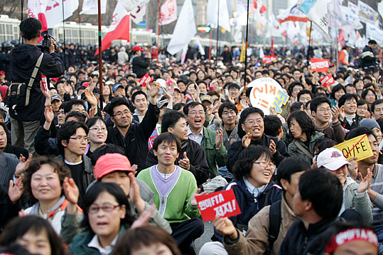 경찰의 저지선을 뚫고 미대사관 앞 대로로 집결한 참가자들이 몸짓패의 율동을 보며 즐거워하고 있다. [사진-통일뉴스 김주영 기자]