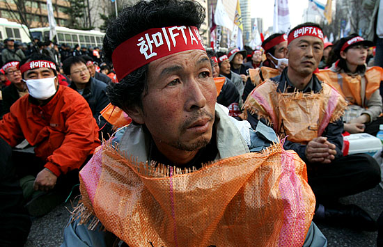이날 '한미FTA저지 범국민총궐기대회'에는 쌀포대를 쓰고 올라온 농민들의 모습이 눈에 띄었다.[사진-통일뉴스 김주영 기자]