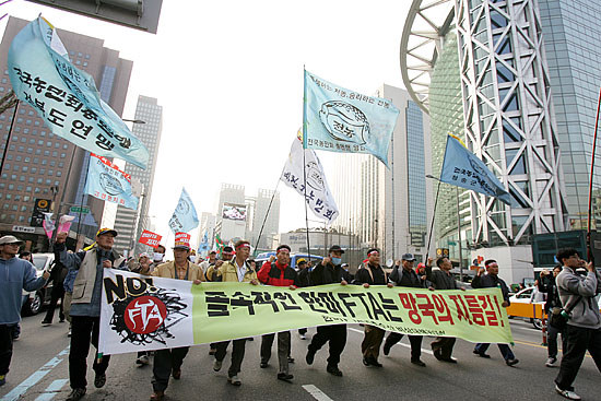 시청 앞 '한미FTA저지범국민총궐기'본대회를 마치고 종각으로 행진한 '한미FTA농축수산대책위'참가자들이 종로3가 도로를 점거한채 행진하고 있다. [사진-통일뉴스 김주영 기자]
