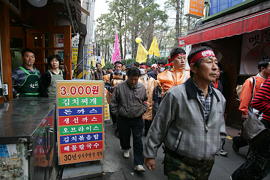 여러 갈래로 나눠진 일부 시위대가 종각역 인근 골목으로 접어들었다. [사진-통일뉴스 김주영 기자]