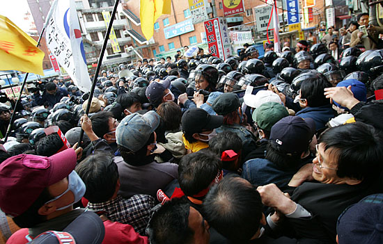 골목 끝을 지키고 있던 경찰병력을 뚫기 위해 몸싸움을 벌이는 시위대와 경찰. [사진-통일뉴스 김주영 기자]