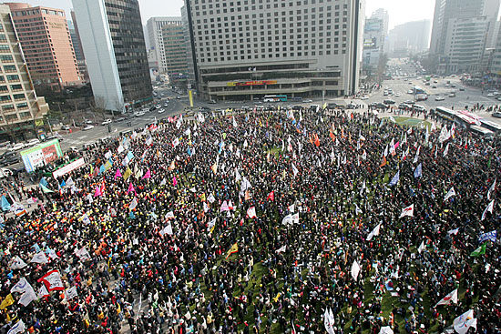 25일 오후 2시 서울 시청 앞 광장에 '한미FTA범국민총궐기'본대회가 열린 가운데 대회 참가자들이 시청 앞 광장을 가득 메운고 있다. [사진-통일뉴스 김주영 기자]