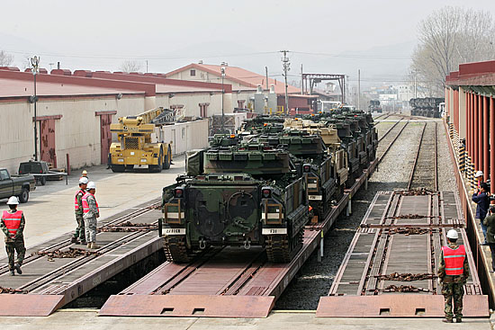 '궤도차량으로 유도'. 한미연합사가 RSOI/FE 연습의 일환으로 해외기지로부터 미군 전쟁물자를 수용, 이동 훈련을 28일 언론에 공개한 가운데 경북 왜관 소재 주한미군부대 캠프 캐롤 기지내 주한물자본부 궤도차량에 전차를 이동시키고 있다. [사진-통일뉴스 김주영 기자]