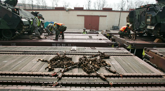 궤도차량에 버팀장치를 이용해 전차를 고정시키고 있다. 캠프 캐롤 내 위치한 주한물자본부는 동두천 기지까지 연결된 철도의 종점이다. [사진-통일뉴스 김주영 기자