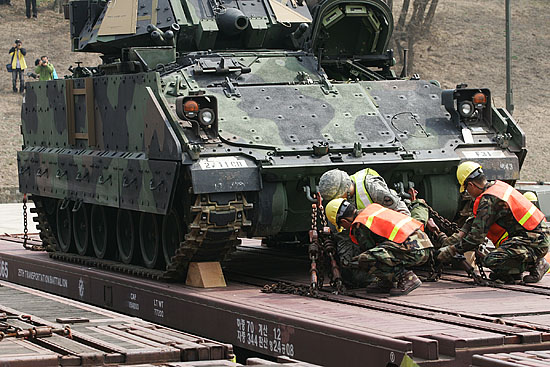 궤도차량에 브래들리 전투차량을 고정시키고 있다. 브래들리 전차는 4km사정거리 내 분당 200발의 기관포를 발포할 수 있다. [사진-통일뉴스 김주영 기자]